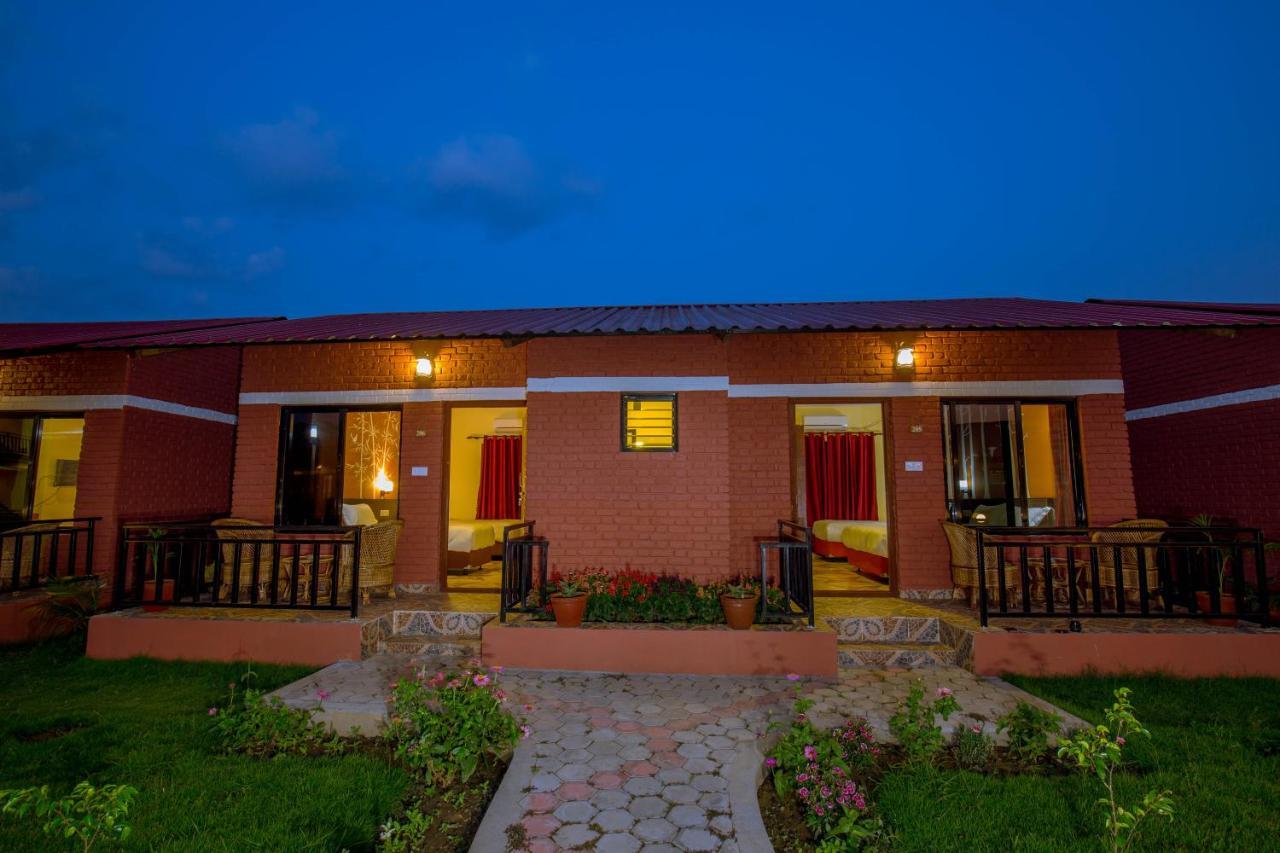 Vision Safari Pvt Ltd Hotel Sauraha Bagian luar foto