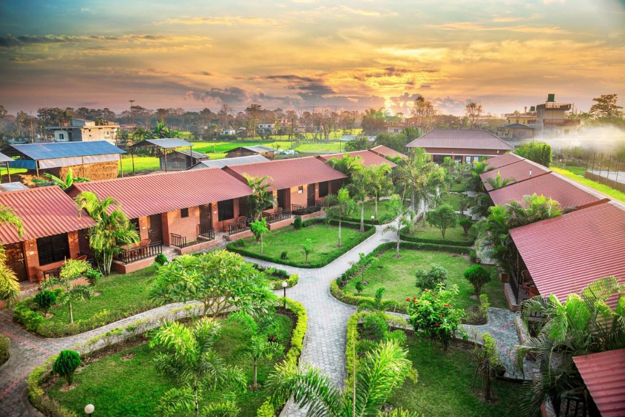 Vision Safari Pvt Ltd Hotel Sauraha Bagian luar foto