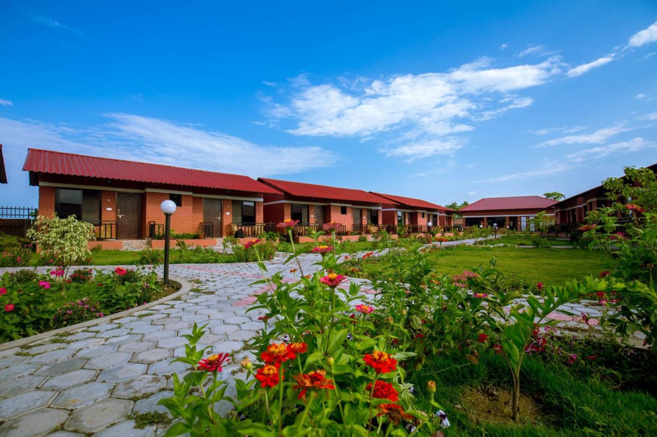 Vision Safari Pvt Ltd Hotel Sauraha Bagian luar foto