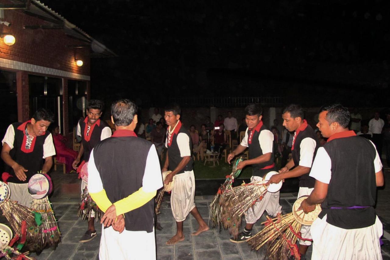 Vision Safari Pvt Ltd Hotel Sauraha Bagian luar foto