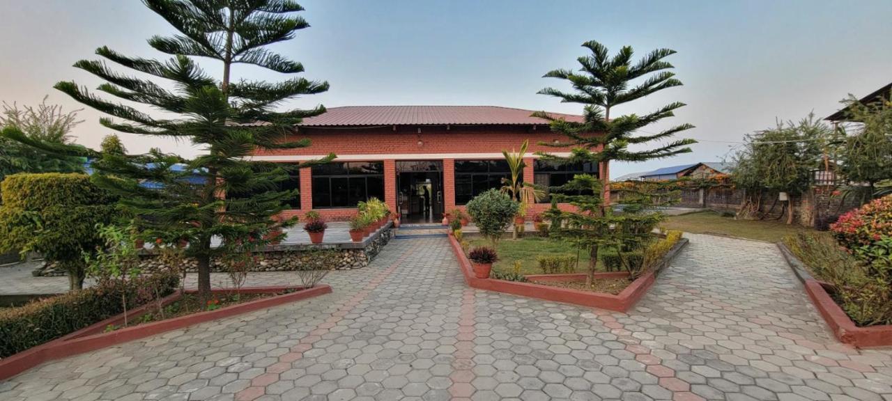 Vision Safari Pvt Ltd Hotel Sauraha Bagian luar foto