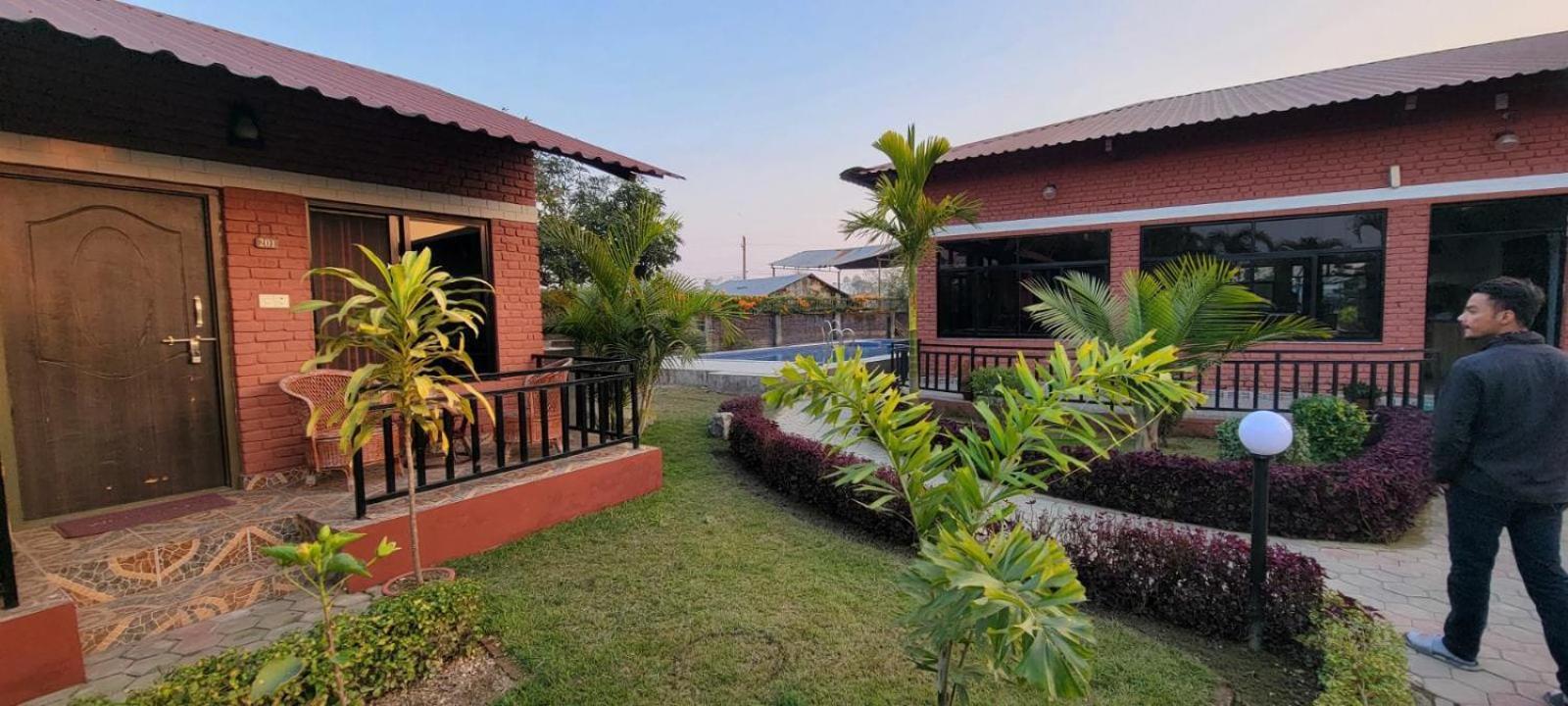 Vision Safari Pvt Ltd Hotel Sauraha Bagian luar foto
