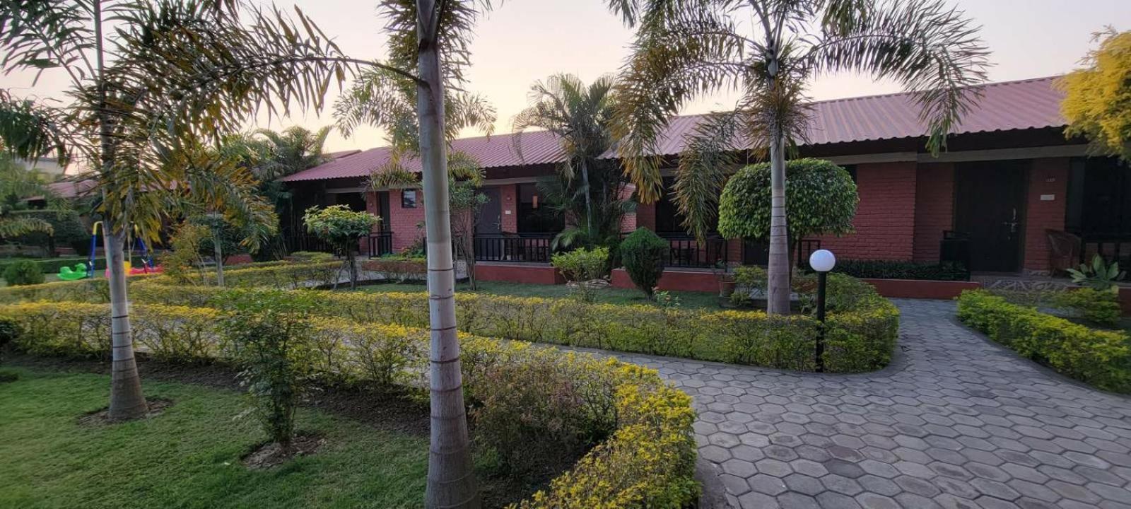 Vision Safari Pvt Ltd Hotel Sauraha Bagian luar foto