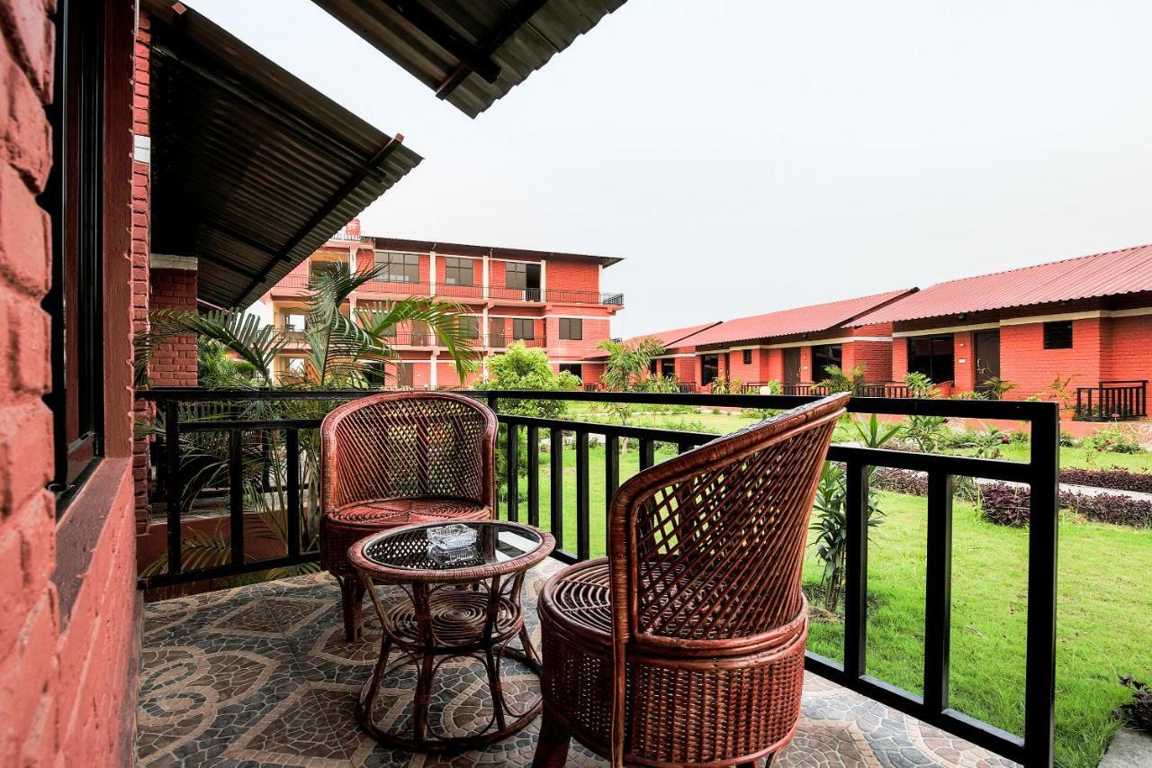 Vision Safari Pvt Ltd Hotel Sauraha Bagian luar foto