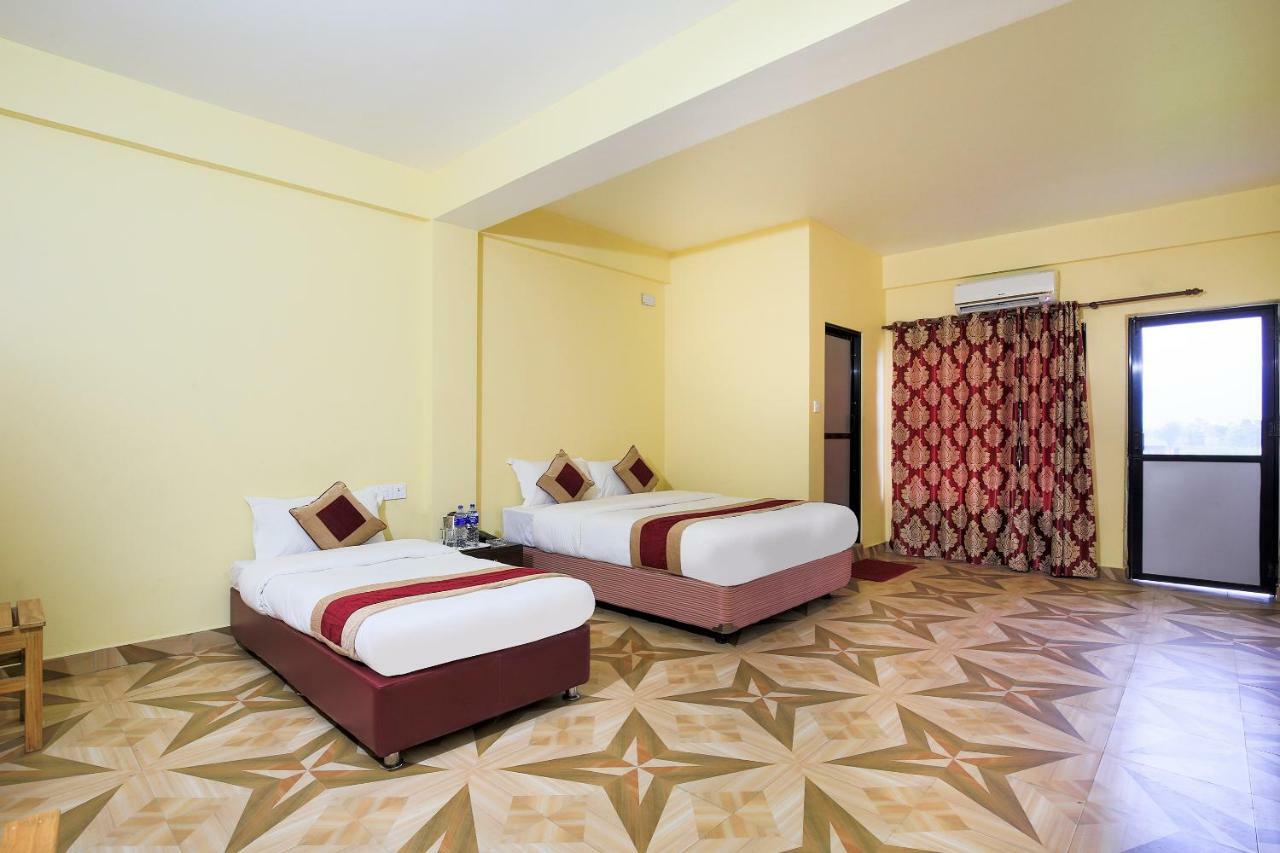 Vision Safari Pvt Ltd Hotel Sauraha Bagian luar foto