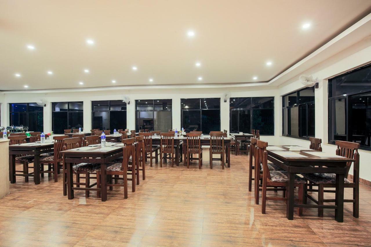 Vision Safari Pvt Ltd Hotel Sauraha Bagian luar foto